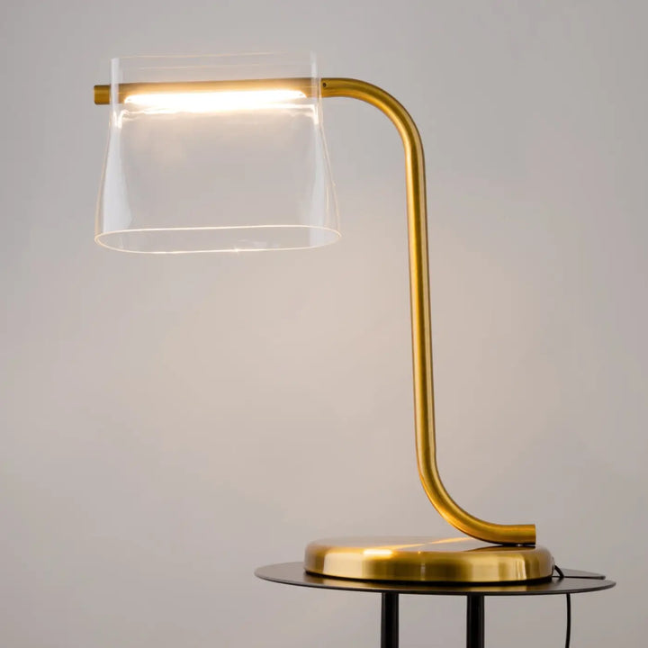 Lampe de chevet cabaret en métal doré avec abat-jour en verre transparent cylindrique et aux lignes fluides