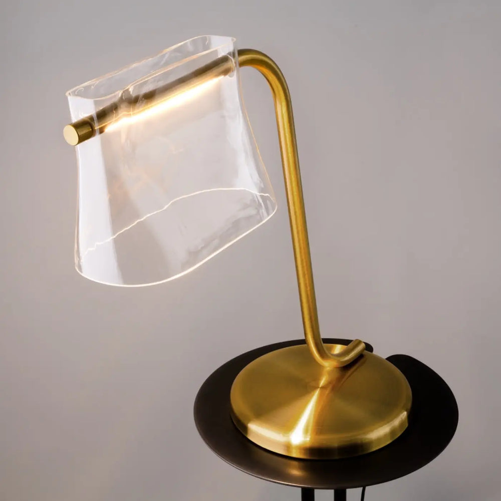 Lampe de chevet cabine en laiton avec abat-jour en verre transparent aux lignes fluides et tige arquée élégante
