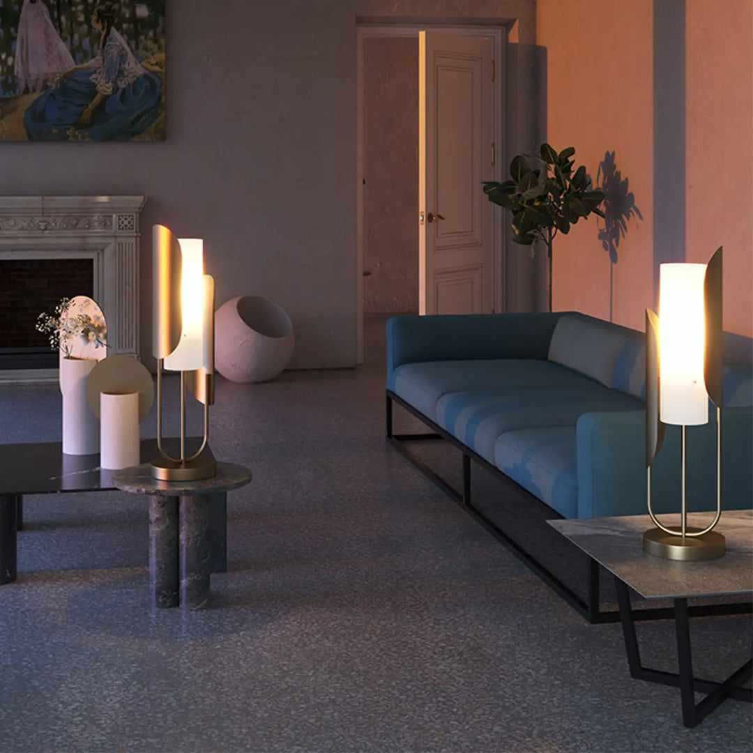 Lampe de chevet cipresso en métal doré avec abat-jour cylindrique en verre opalin diffusant une lumière douce