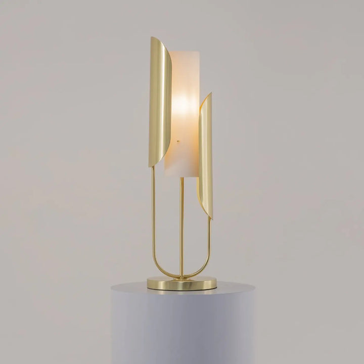Lampe de chevet cipresso métal doré avec bras incurvés et abat-jour en verre opalin diffusant une lumière douce
