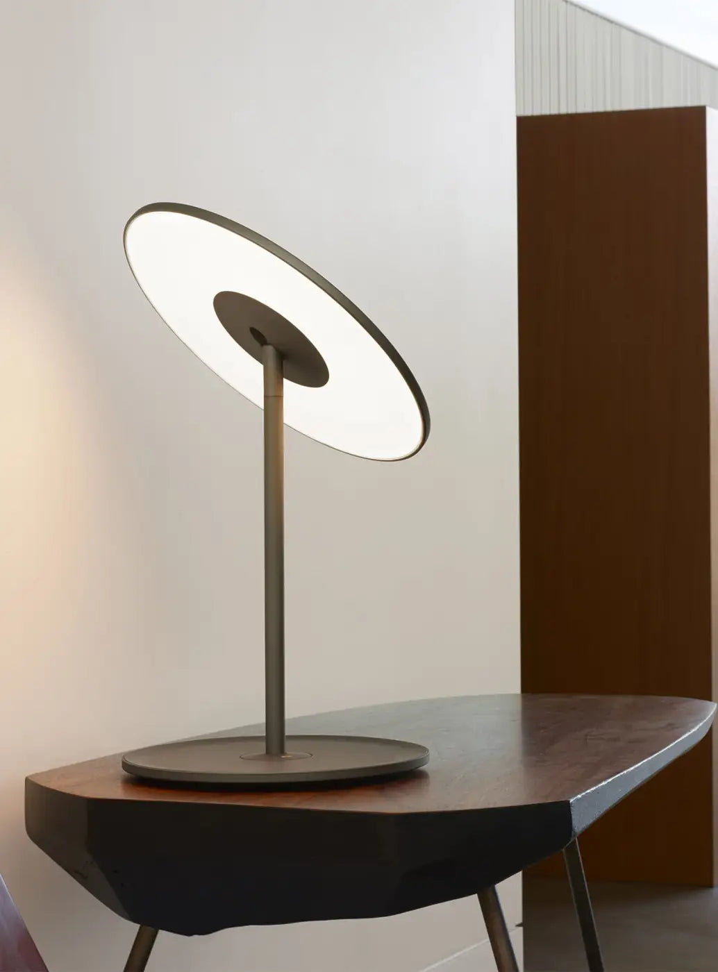 Lampe Circa graphite dans un intérieur