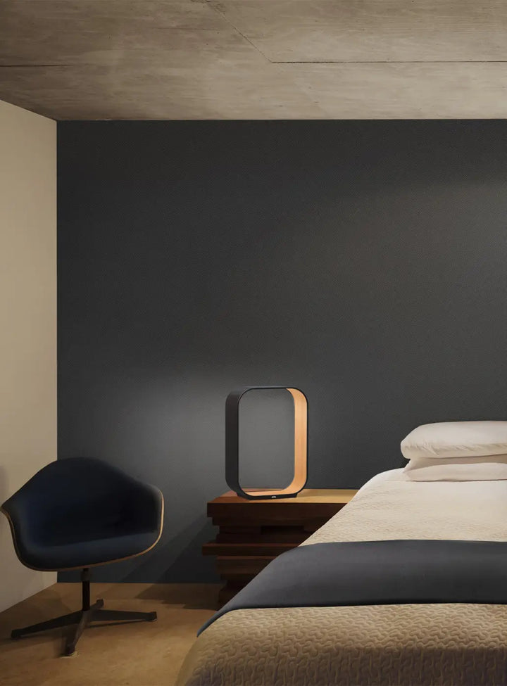 Lampe à poser Contour grise et chêne dans une pièce de vie