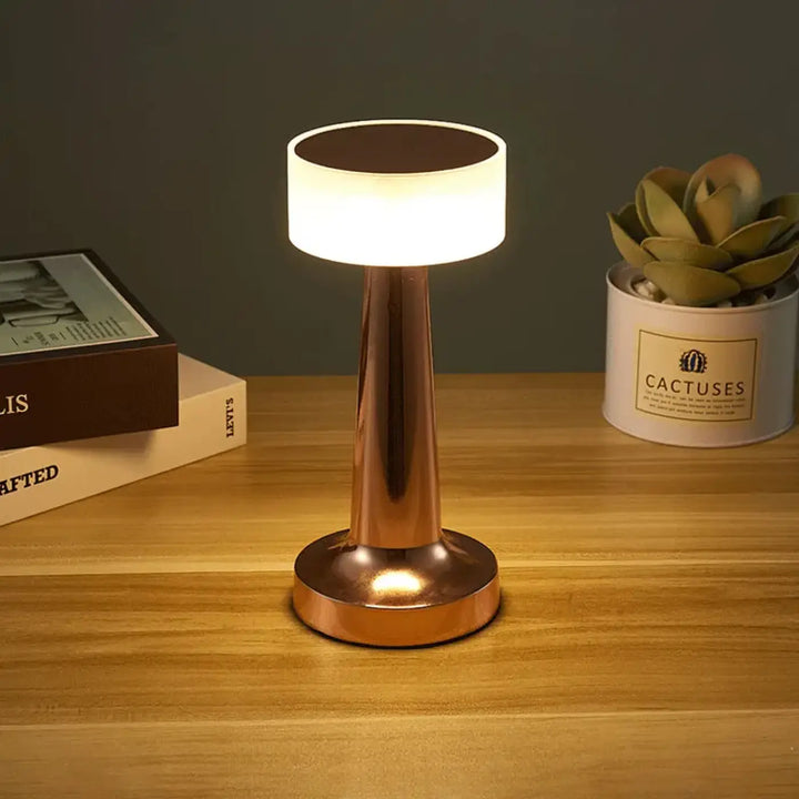 Lampe de table ninou en cuivre avec design minimaliste et variateur tactile pour décoration intérieure élégante et moderne