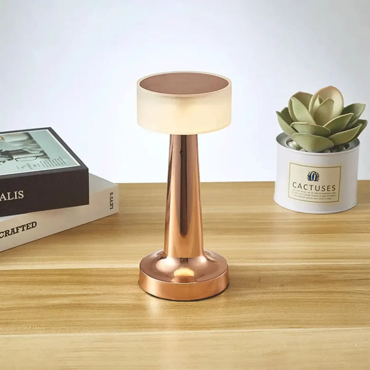 Lampe de table ninou finition cuivre avec abat-jour en verre dépoli variateur tactile design minimaliste décoration intérieure