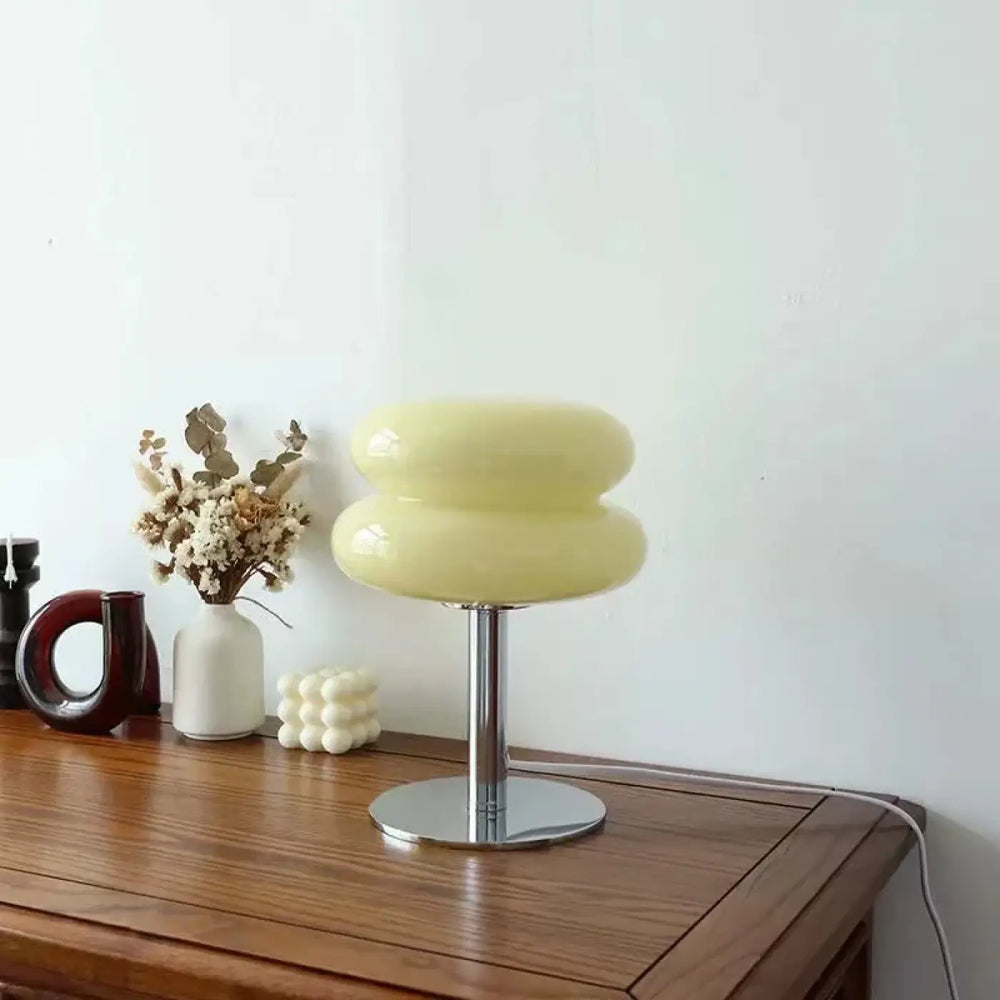 Lampe à poser pastel jaune à deux étages en verre avec pied chromé apporte une touche moderne scandi