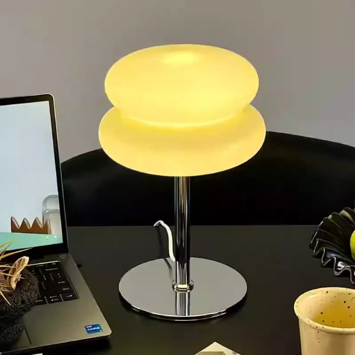 Lampe à poser scandih avec pied chromé apporte une lumière chaude jaune et design moderne à deux niveaux