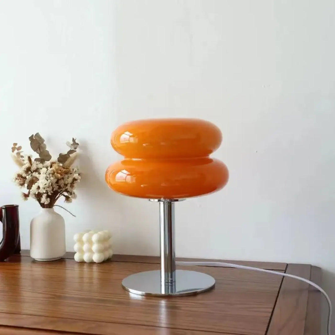 Lampe à poser orange vif en verre avec pied chromé apporte élégance et modernité pour intérieur scandinave