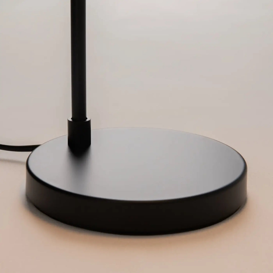 Base de lampe de chevet métal noir avec tête ronde orientable finition mate et design minimaliste