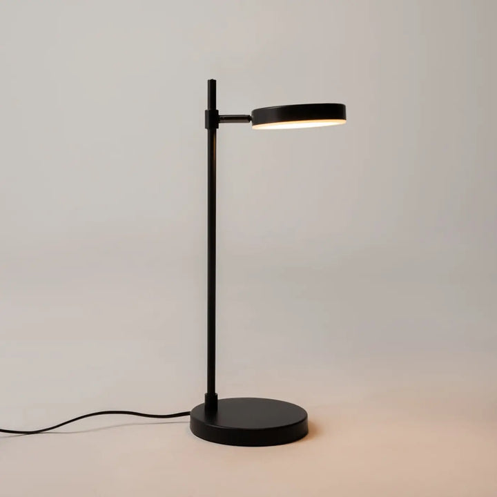 Lampe de chevet fad orientable en métal noir avec tête ronde orientable et tige métallique élancée