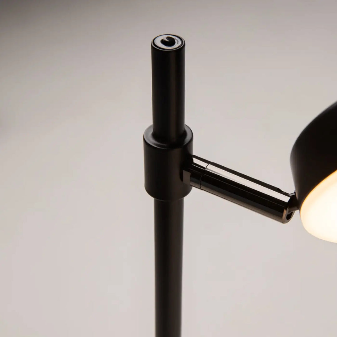 Lampe de chevet fad en métal noir avec tête ronde orientable et bras ajustable au design minimaliste