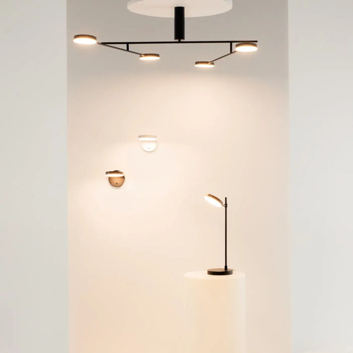 Lampe de chevet en métal noir avec quatre têtes rondes orientables pour éclairage moderne au plafond