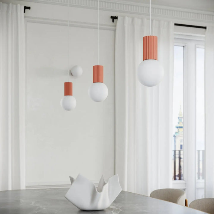 Modern lampe à poser halo peach avec abat-jour sphérique blanc mat et dessus cylindrique corail texturé