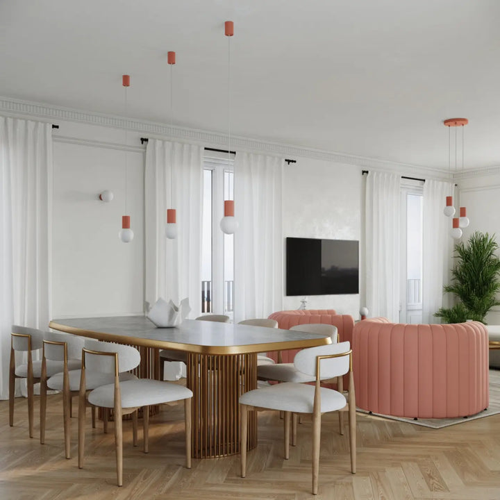 Lampe a poser halo peach avec table à manger moderne en marbre et pieds métalliques dorés verticaux