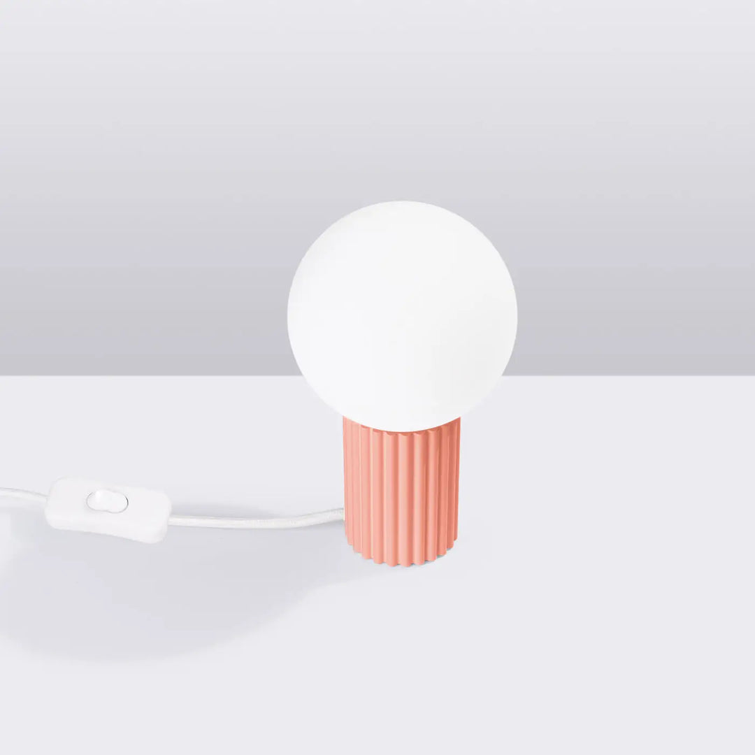 Lampe a poser halo peach avec abat-jour sphérique mat blanc et base cylindrique côtelée corail rose