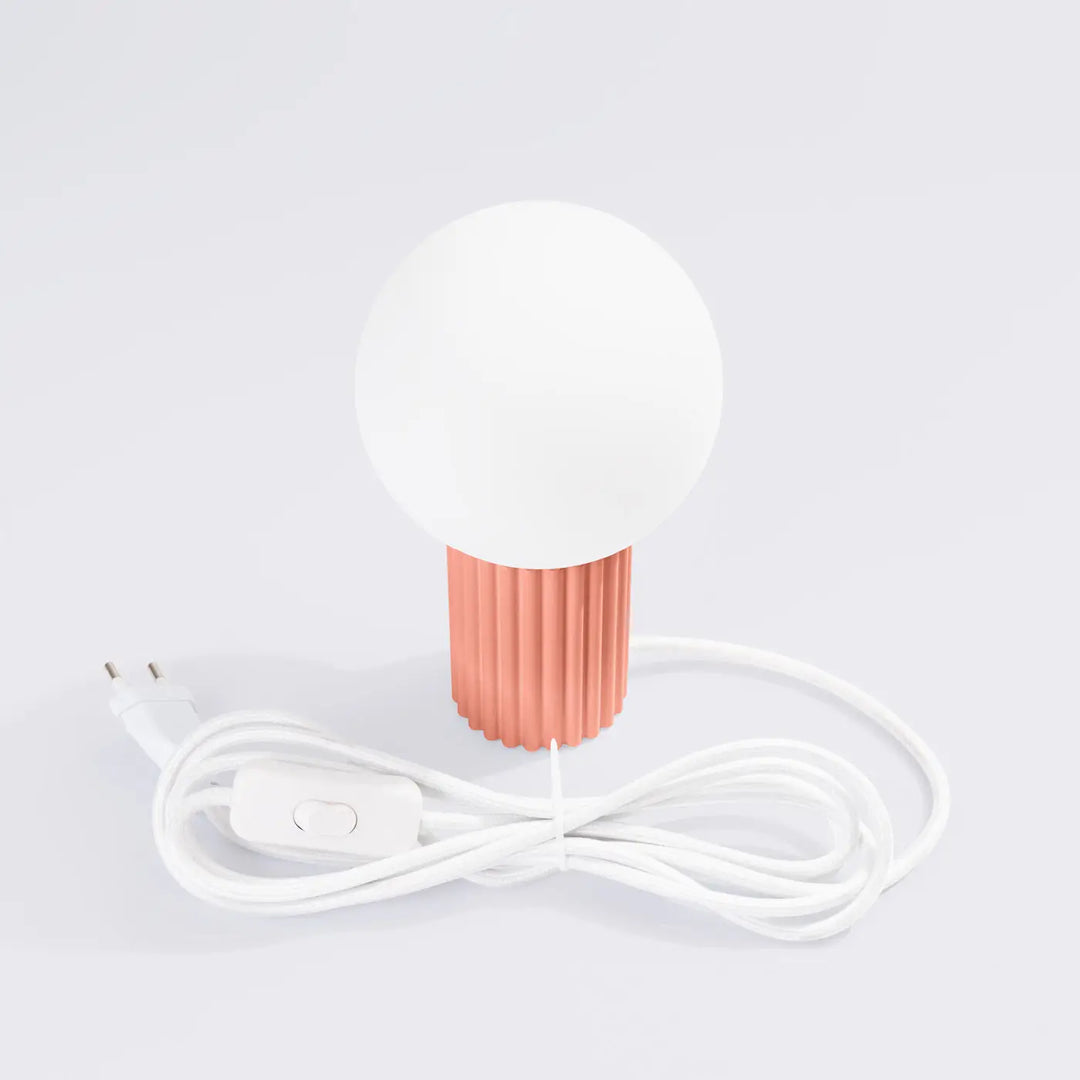 Lampe à poser halo peach avec abat-jour sphérique blanc et base cuivrée texturée avec interrupteur intégré