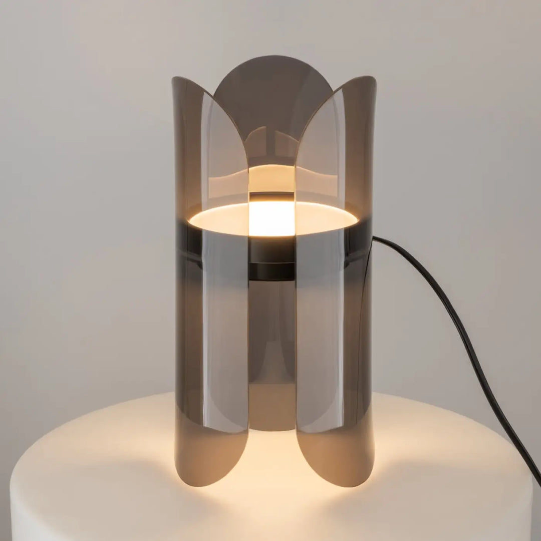 Lampe à poser insight avec diffuseur arrondi en verre fumé gris translucide et éclairage intérieur chaleureux