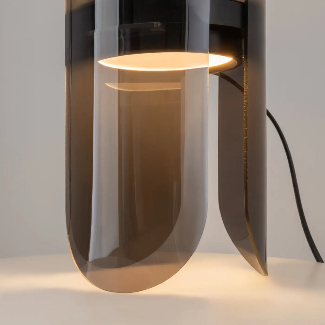 Lampe à poser insight avec diffuseur arrondi en verre fumé ambré et structure en métal noir moderne et élégante