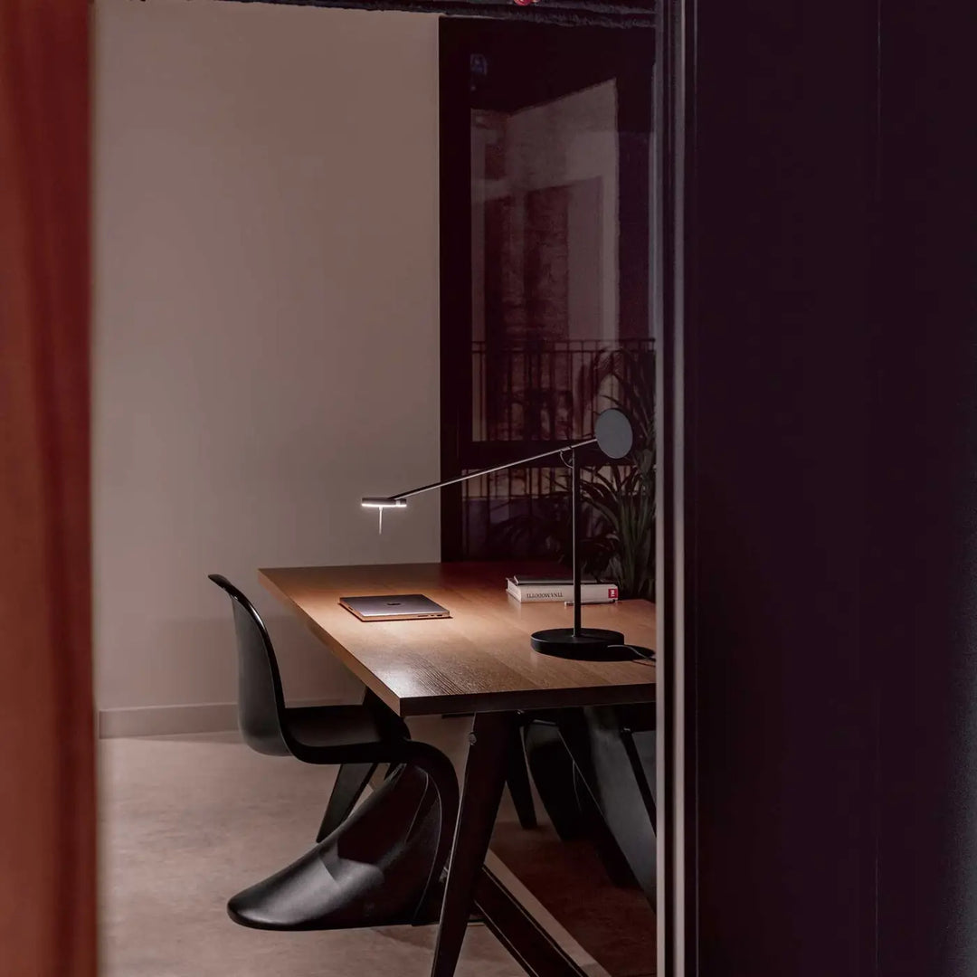 Lampe Invisible en métal noir dans un intérieur