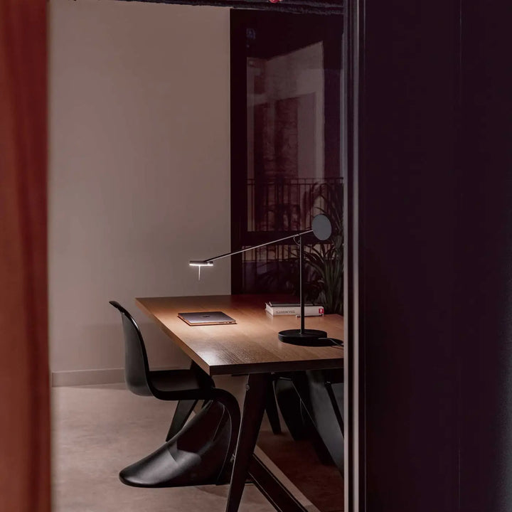 Lampe Invisible en métal noir dans un intérieur