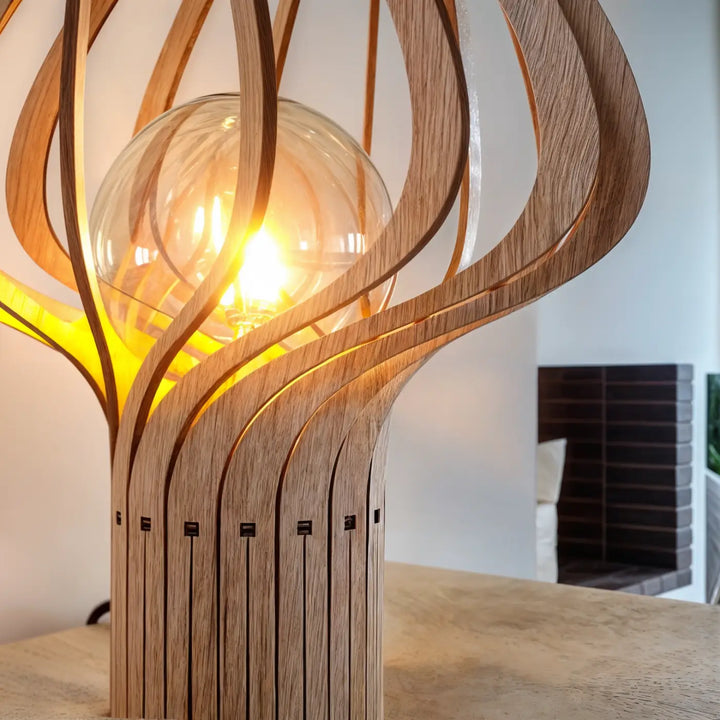Lampe à poser kaputafunat en bois fsc clair avec ampoule chaleureuse dans un socle sculptural aux lames courbes