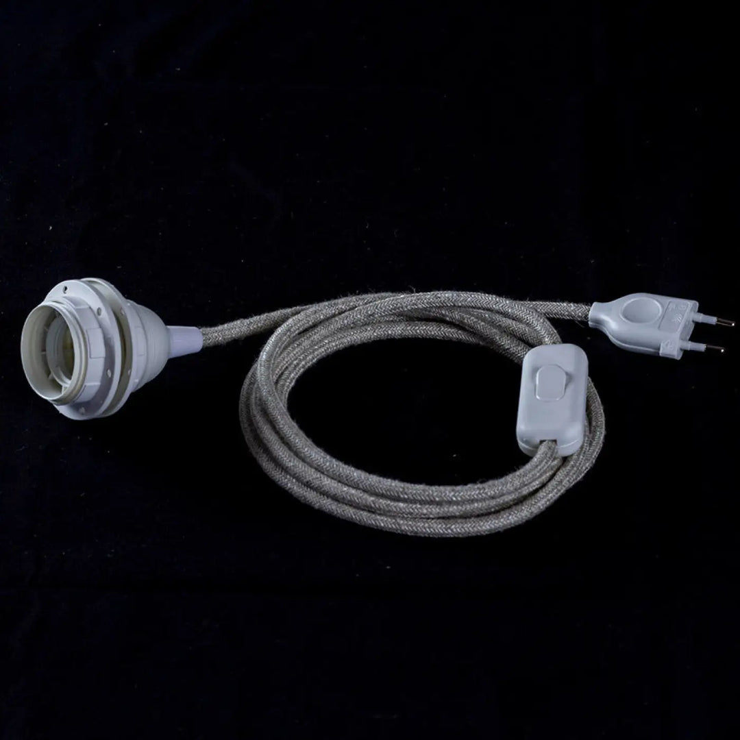 Lampe à poser kaputafunat avec câble en tissu gris et douille blanche en plastique bois fsc