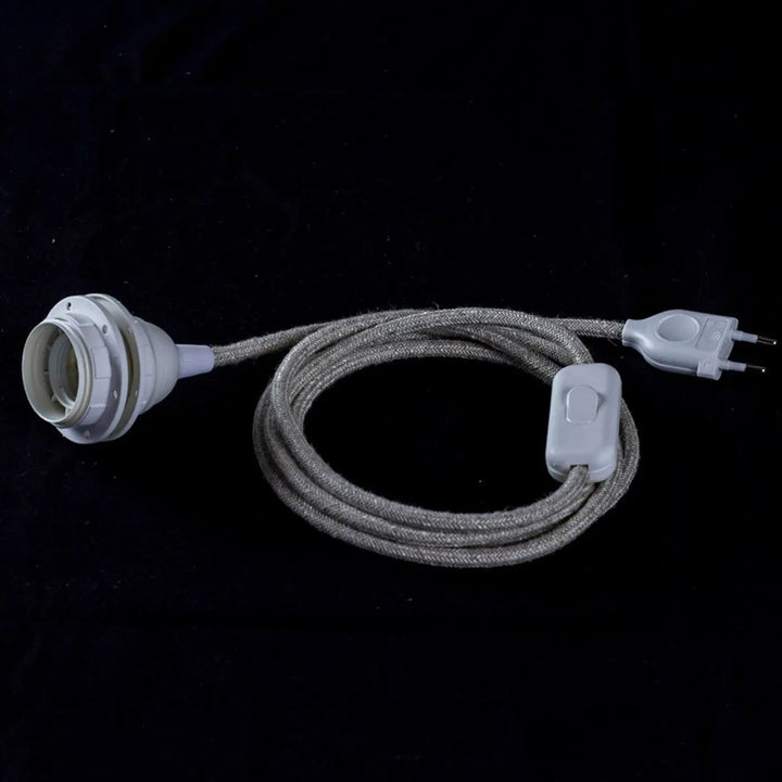 Lampe à poser kaputafunat avec câble en tissu gris et douille blanche en plastique bois fsc