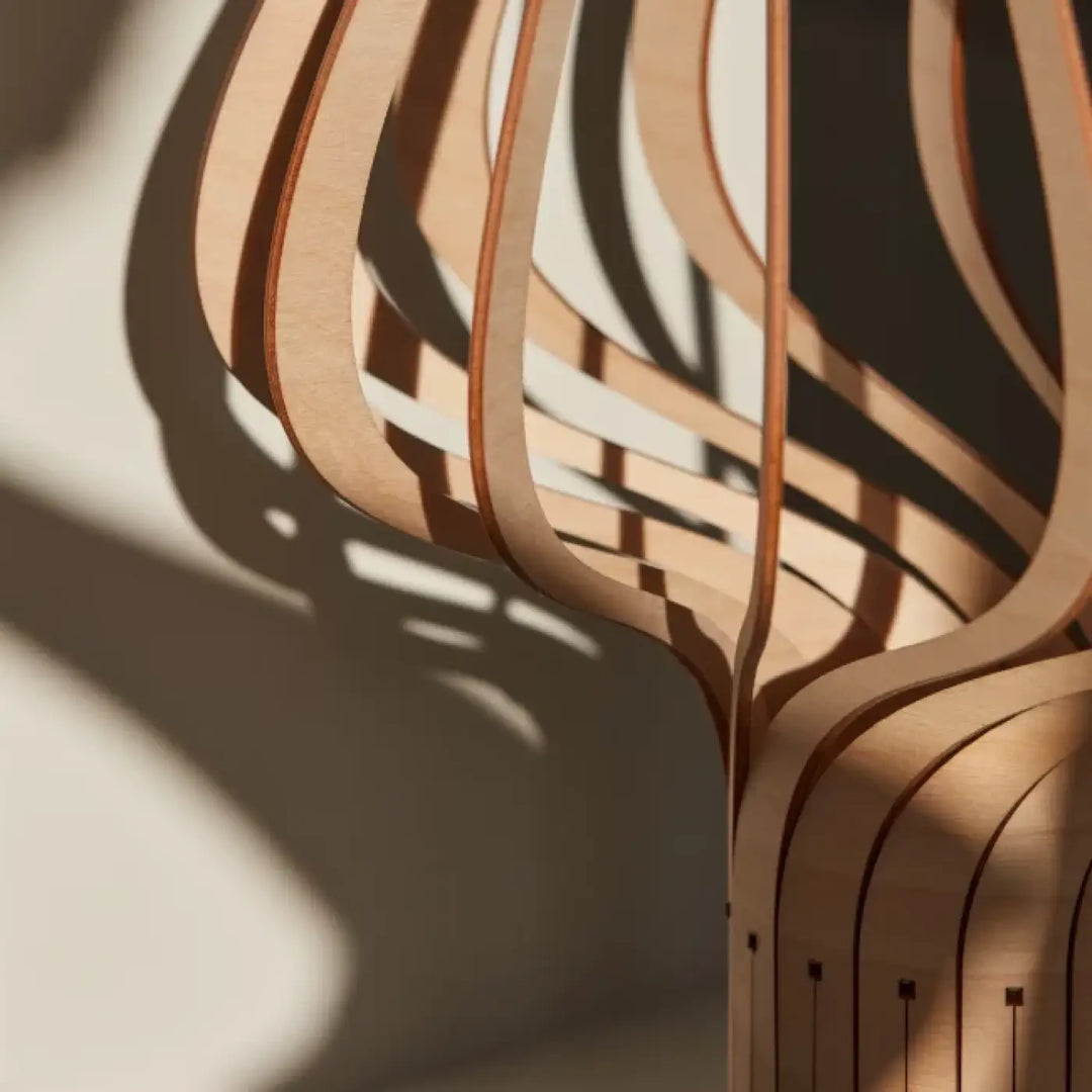 Lampe à poser kåputafunat en bois fsc avec lames courbes et finition naturelle chaleureuse