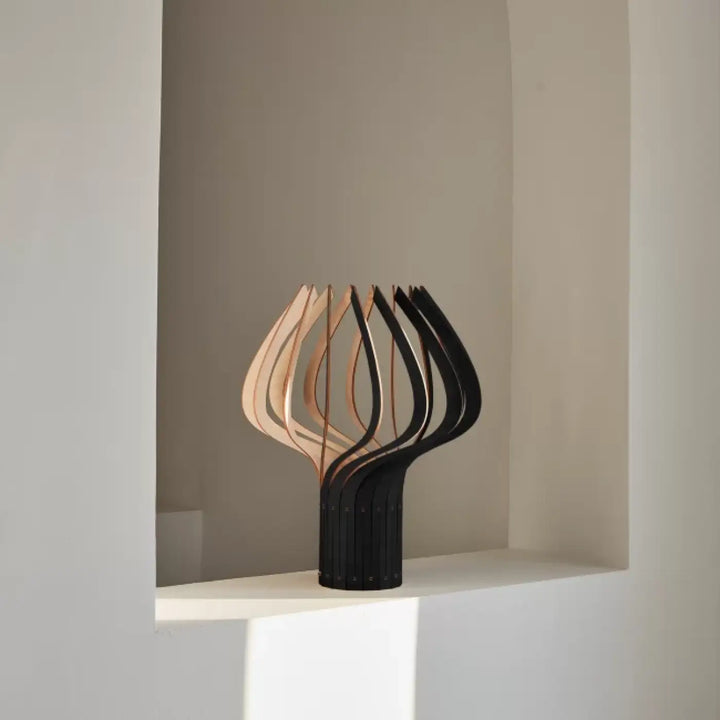 Lampe à poser noire et bois fsc avec bras sculpturaux courbés design pour poser kåputafunat