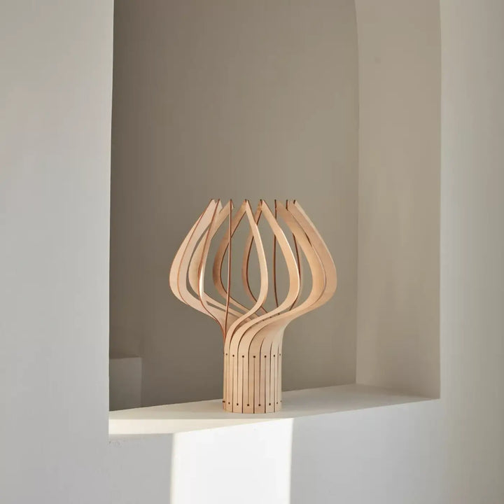 Lampe à poser kaputafunat en bois fsc avec sculpture minimaliste aux courbes pétales et base cylindrique