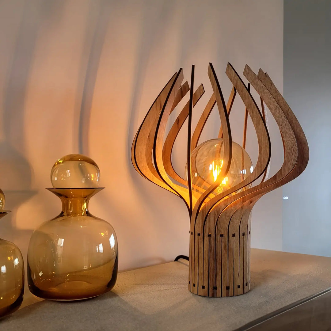Lampe à poser kaputafunat en bois fsc avec design flammes et ampoule apparente sur bois chaleureux