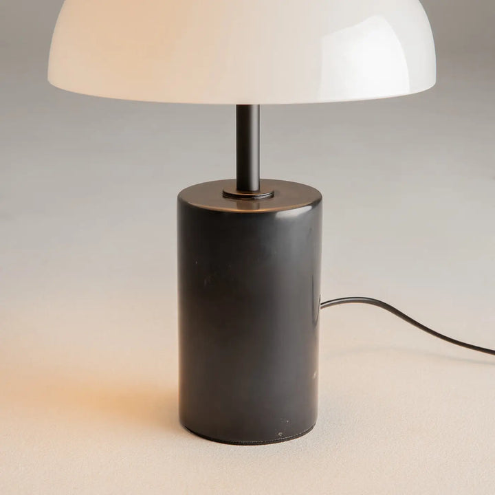 Lampe à poser kyoto led en verre opalin avec un corps cylindrique noir et un abat-jour blanc brillant en forme de dôme