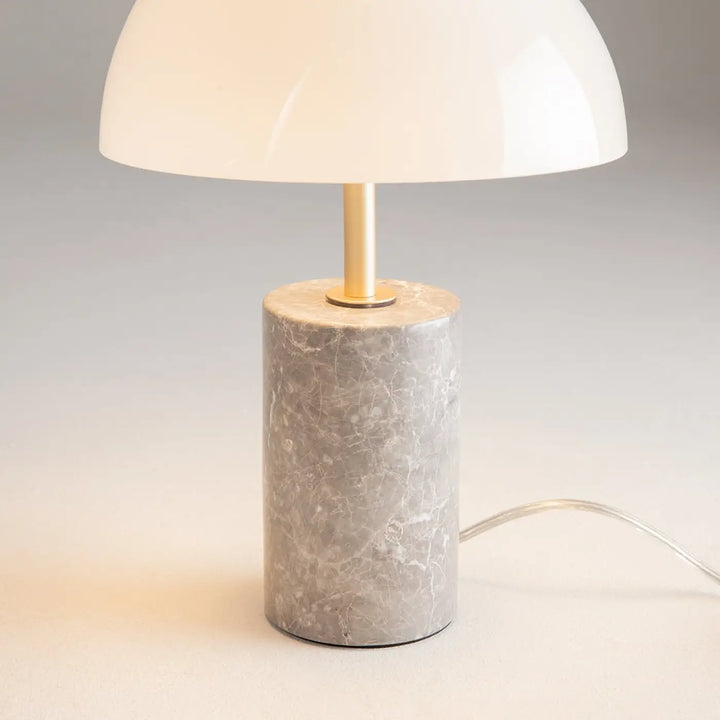 Lampe à poser kyoto led avec base en marbre gris poli et abat-jour en verre opalin blanc lisse en forme de dôme