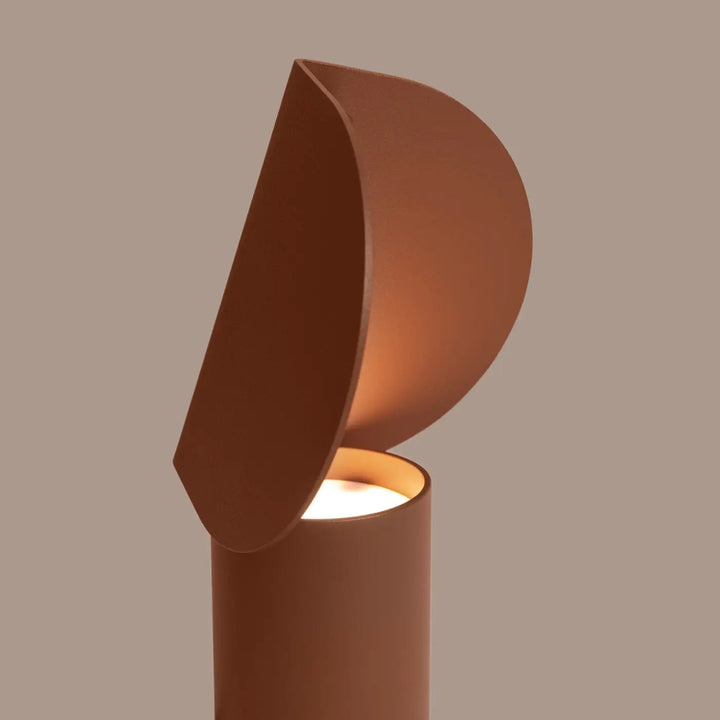 Lampe à poser BISCUIT moka allumée, vue de profil