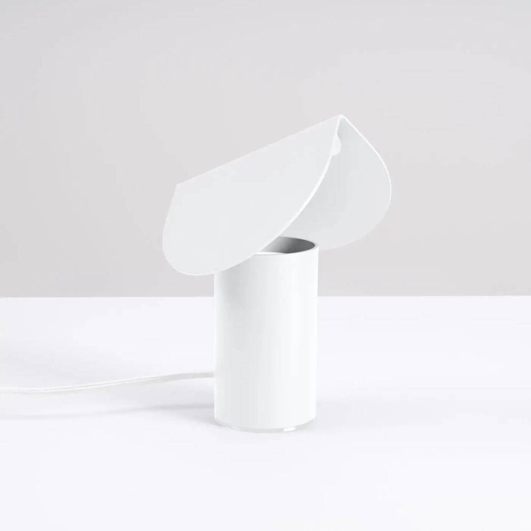 Lampe à poser BISCUIT blanc éteinte, sur une table