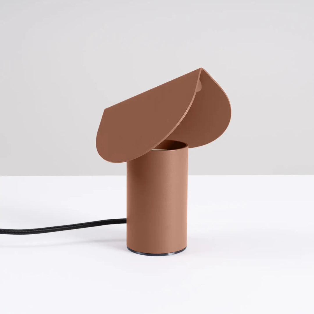 Lampe à poser BISCUIT moka éteinte, sur une table