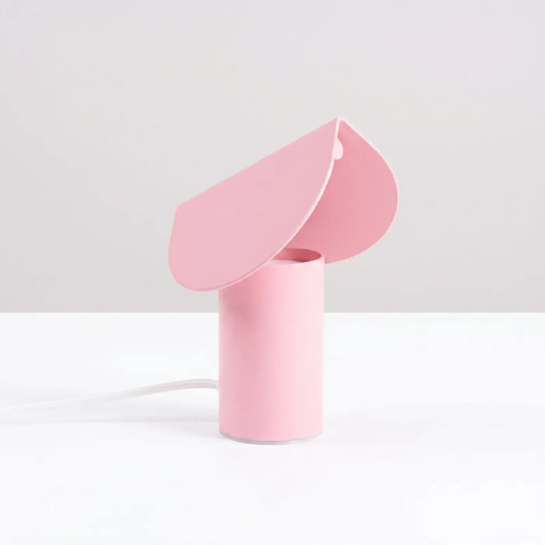 Lampe à poser BISCUIT rose éteinte, sur une table
