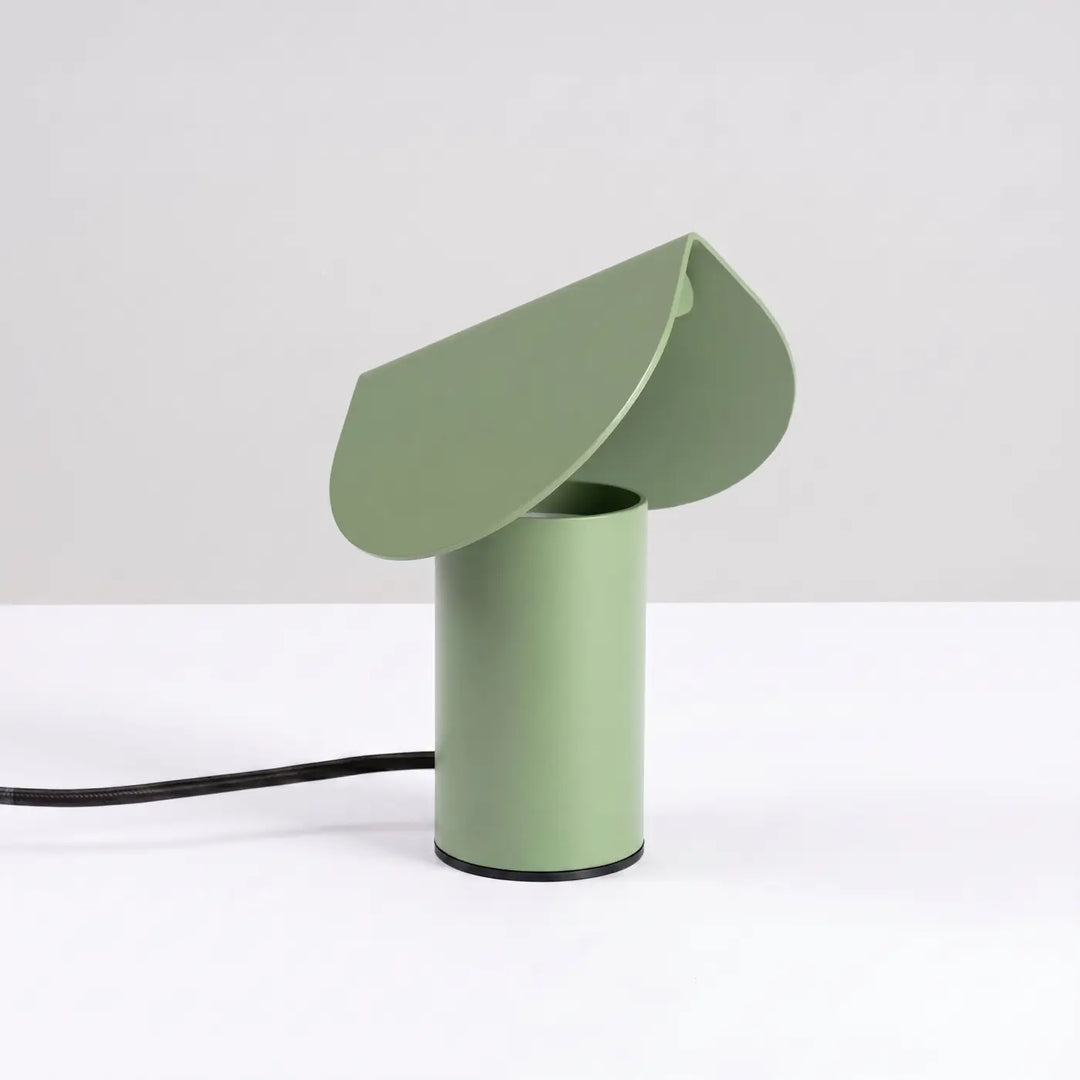 Lampe à poser BISCUIT sauge éteinte, sur une table