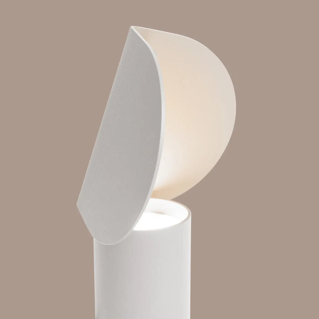 Lampe à poser BISCUIT blanc allumée, vue de profil