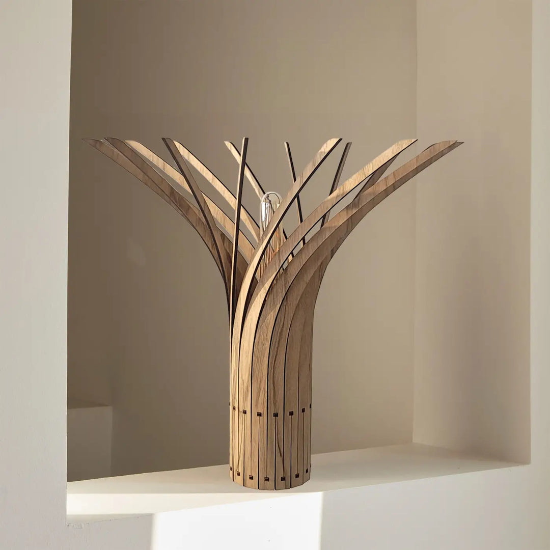 Lampe à poser en bois naturel a finition naturelle avec design en lamelles et support stable modele a Manitj