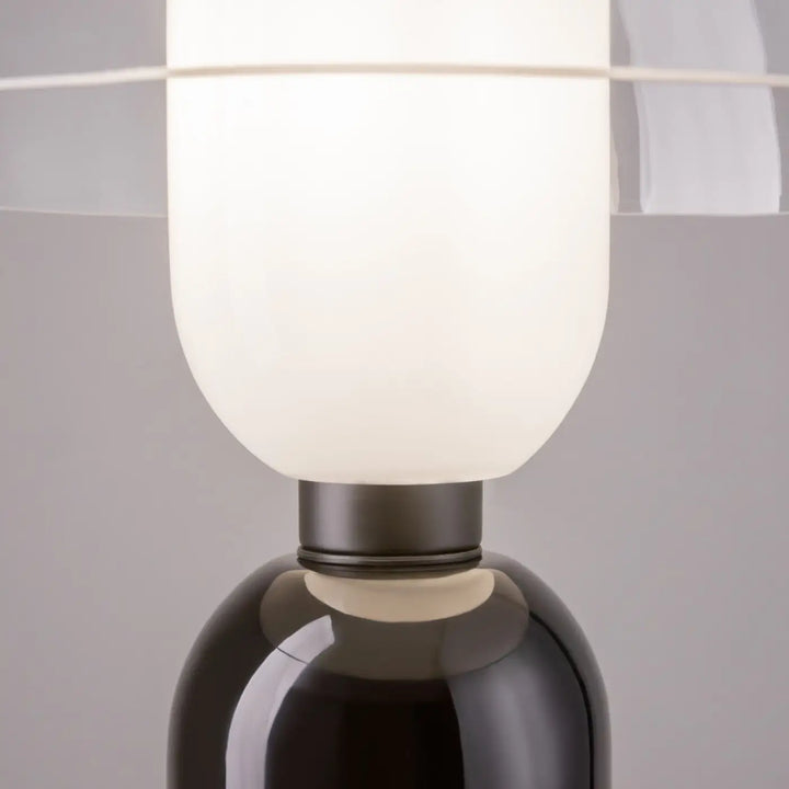 Lampe à poser memory avec abat-jour textile blanc givré et socle noir en céramique glossy moderne et élégant