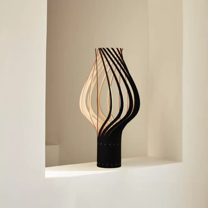 Lampe à poser montenyel en bois fsc finition naturelle avec lignes courbes élégantes et silhouette organique en noir et bois clair