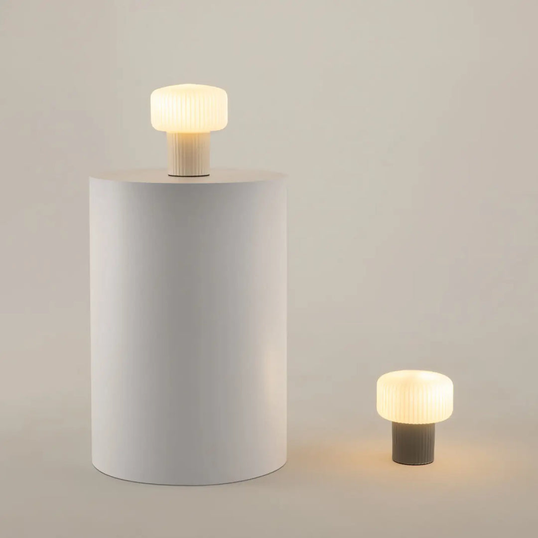 Lampe de chevet omaggio en céramique blanche avec abat-jour givré et lumière douce émise par le socle