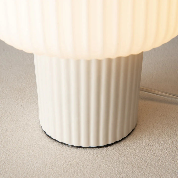 Lampe de chevet omaggio dôme en céramique blanche avec finition mate et base noire offrant une lumière douce