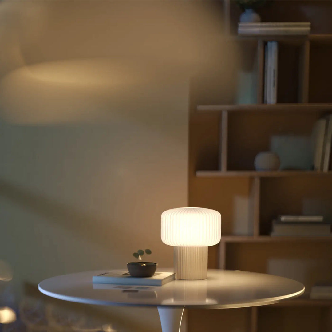 Lampe de chevet omaggio en céramique blanche avec verre nervuré et lumière douce chaleureuse