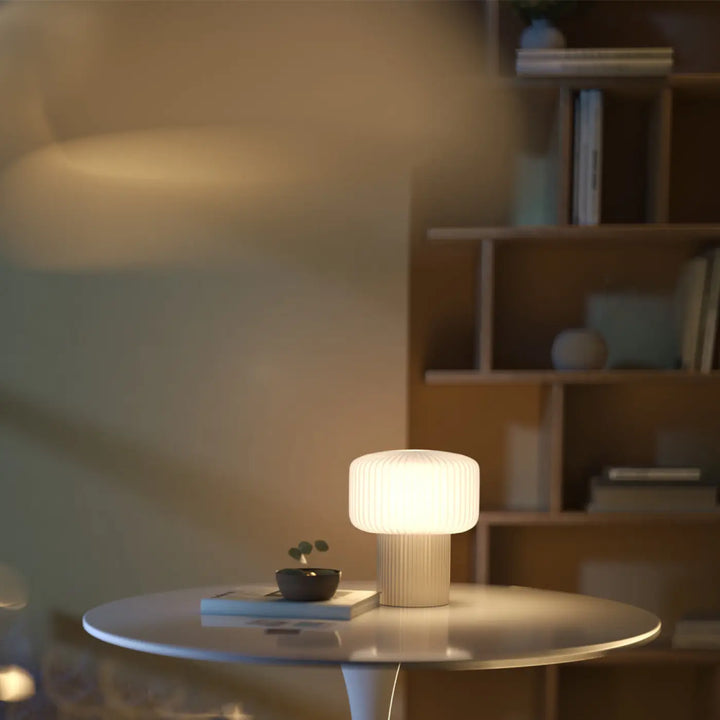 Lampe de chevet omaggio en céramique blanche avec verre nervuré et lumière douce chaleureuse