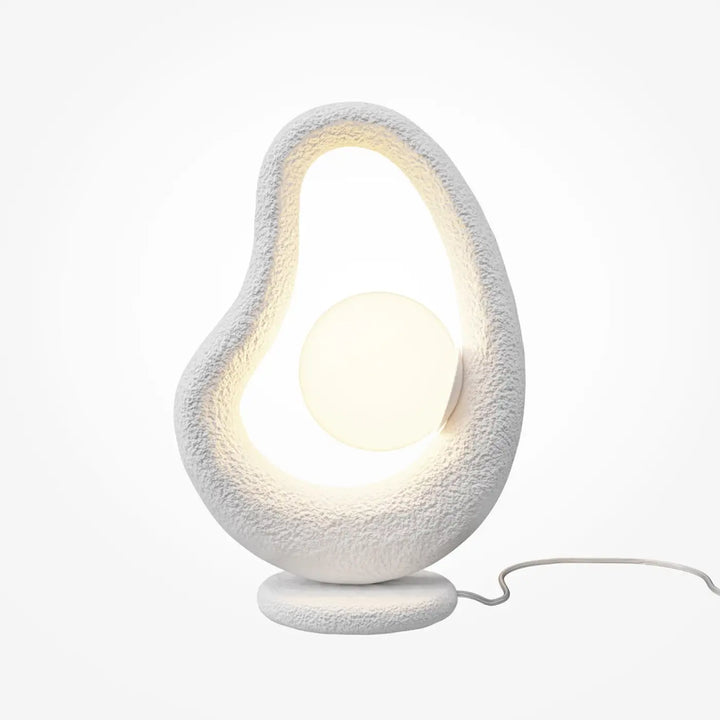 Lampe à poser blanche en céramique texturée avec socle sculptural et source lumineuse circulaire pour objet d’art