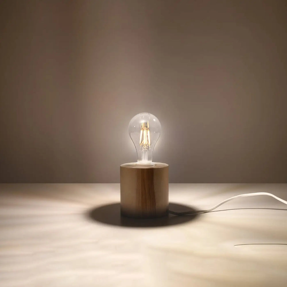 Lampe à poser bois naturel allumée