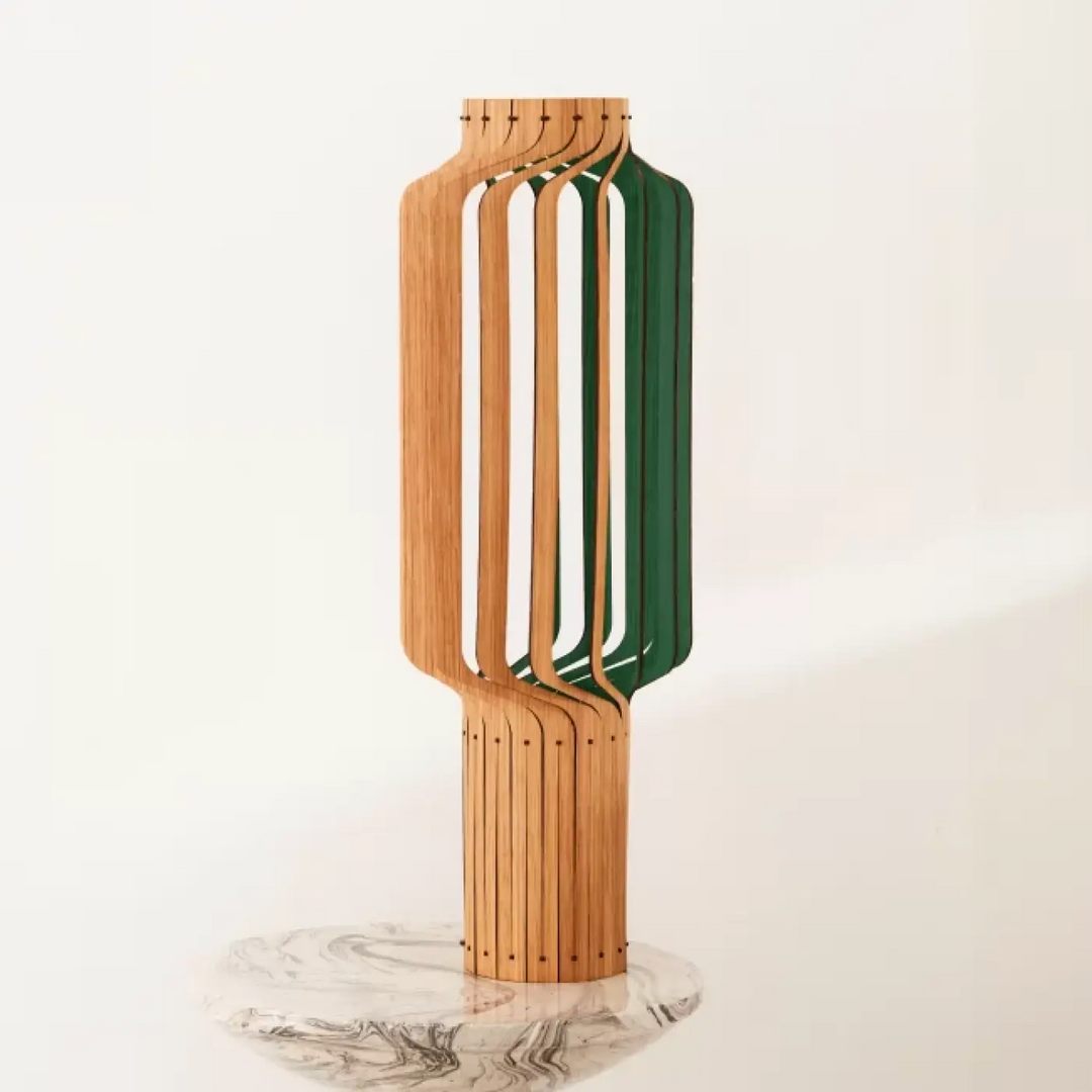 Lampe à poser tjinkwe fråd en bois fsc avec un rack vertical moderne en bois et laqué vert segmenté