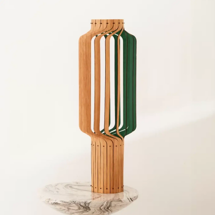 Lampe à poser tjinkwe fråd en bois fsc avec un rack vertical moderne en bois et laqué vert segmenté