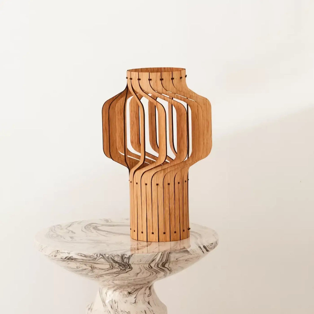 Lampe à poser tjinkwe fråd en bois fsc clair avec design géométrique moderne en lames courbées entrelacées